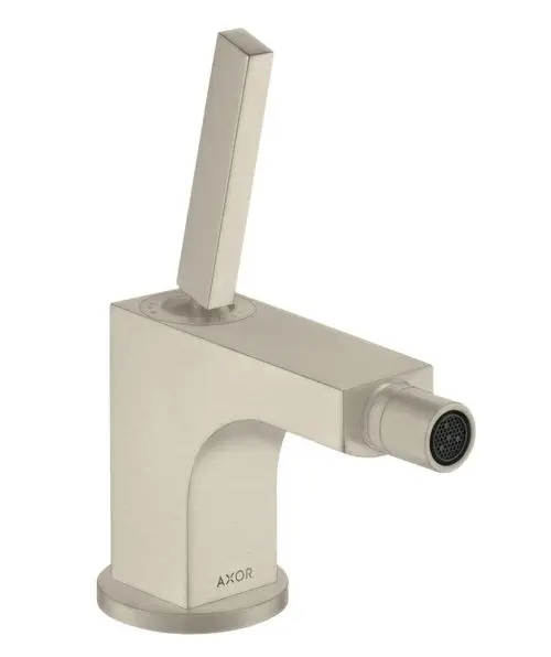 Einhebel-Bidetmischer in brushed nickel, hergestellt von AXOR. Mit einem quadratischen Hebel und einem seitlichen Auslass für Wasser.